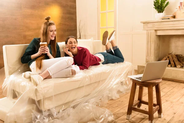 Mujeres viendo película - foto de stock