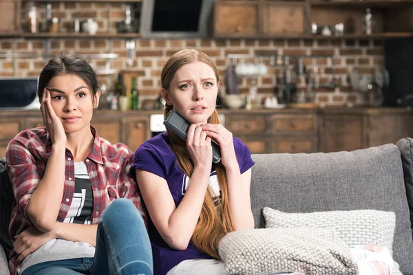 Les jeunes femmes regardent la télévision — Photo de stock