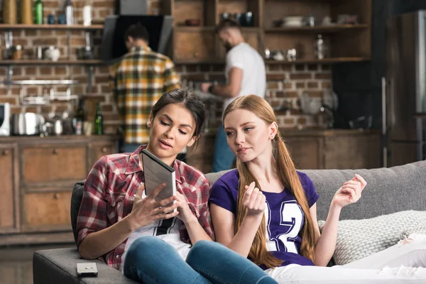 Mujeres jóvenes viendo la televisión - foto de stock