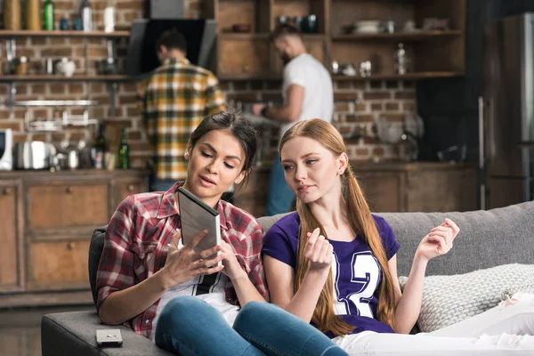 Giovani donne guardando la tv — Foto stock