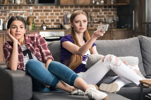 Les jeunes femmes regardent la télévision — Photo de stock