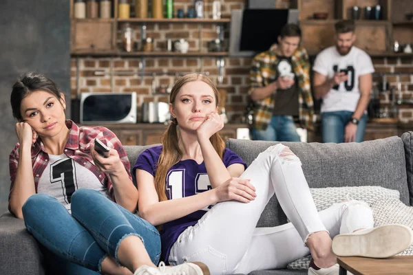 Mujeres jóvenes viendo la televisión - foto de stock