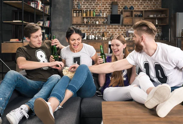 Jóvenes amigos bebiendo cerveza - foto de stock