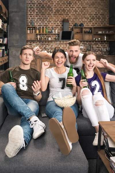 Young friends drinking beer — Stock Photo
