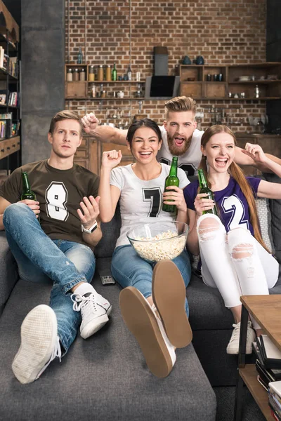 Jóvenes amigos bebiendo cerveza - foto de stock