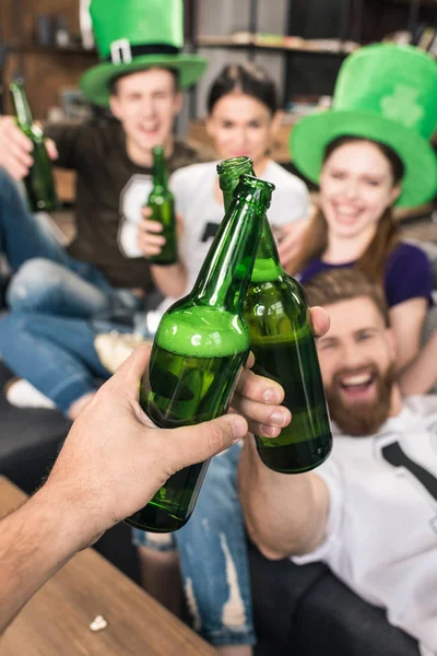 Amis célébrant la journée de St Patricks — Photo de stock