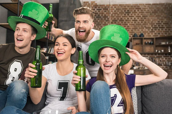 Friends celebrating st patricks day — Stock Photo