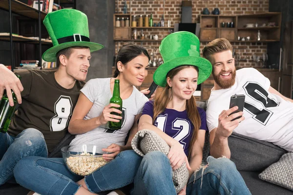 Freunde feiern St. Patricks Day — Stockfoto