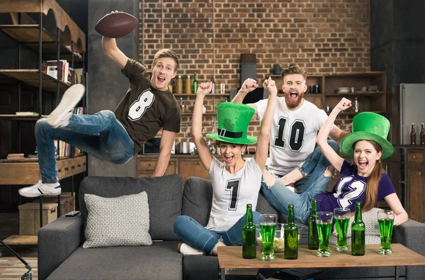 Friends celebrating st patricks day — Stock Photo