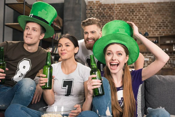 Amigos celebrando el día de San Patricio - foto de stock