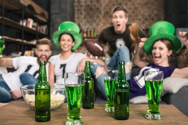 Amis célébrant la journée de St Patricks — Photo de stock