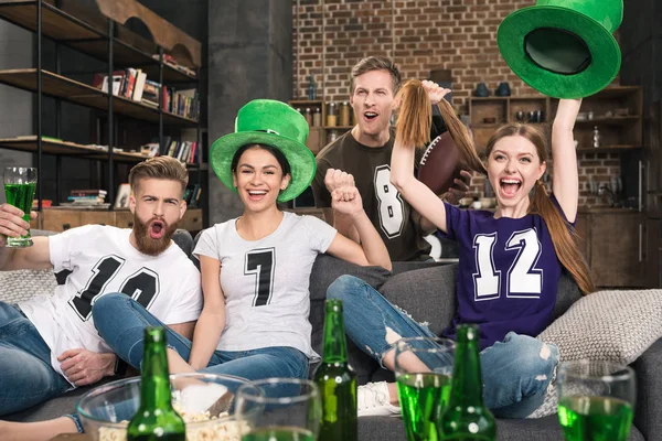 Amigos celebrando el día de San Patricio - foto de stock