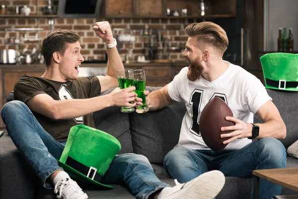 Hombres celebrando el día de San Patricio - foto de stock