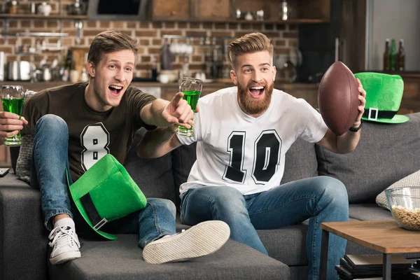 Hombres celebrando el día de San Patricio - foto de stock