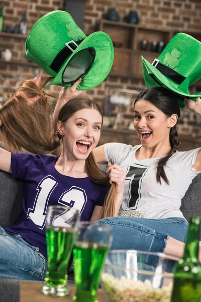 Mulheres celebrando dia st patricks — Fotografia de Stock