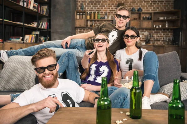 Amigos viendo película - foto de stock