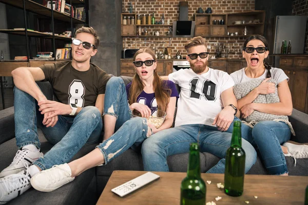 Amigos viendo película - foto de stock