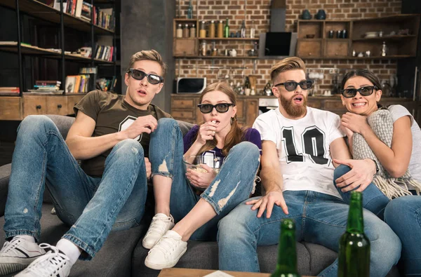 Amigos viendo película - foto de stock