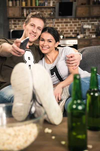 Pareja viendo película - foto de stock