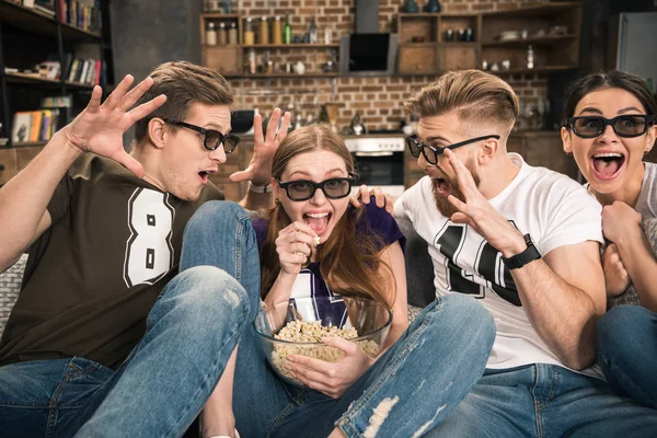 Amigos assistindo filme — Fotografia de Stock