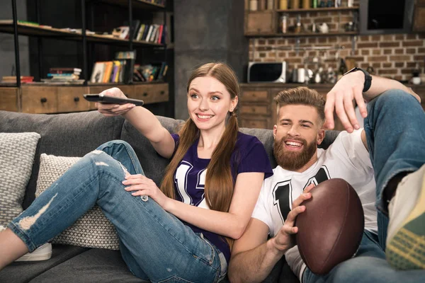 Casal assistindo jogo de esportes — Fotografia de Stock