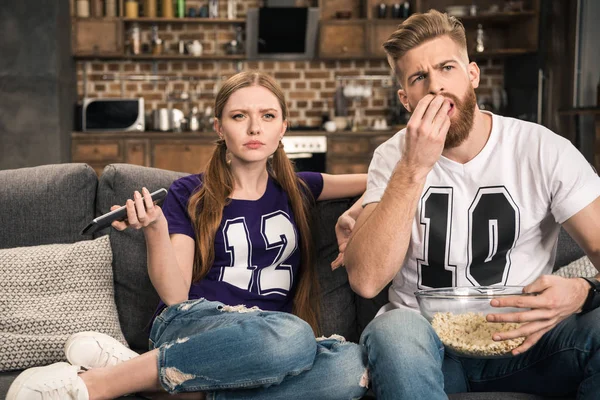 Couple regarder le film — Photo de stock