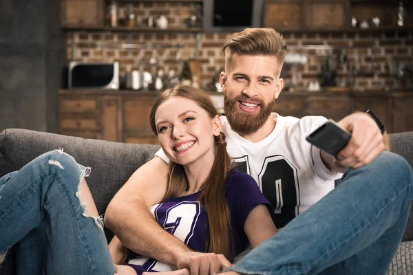 Pareja viendo película - foto de stock