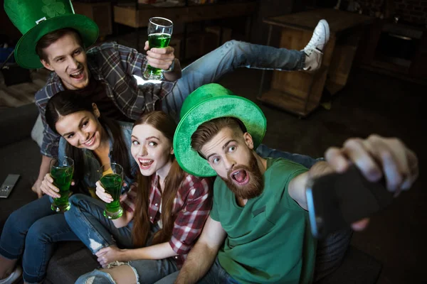 Amici durante la festa di San Patrizio — Foto stock