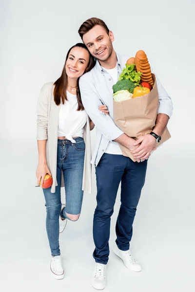 Молода пара з продуктовою сумкою — стокове фото