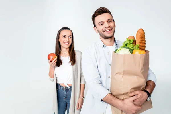 Casal jovem com saco de supermercado — Fotografia de Stock
