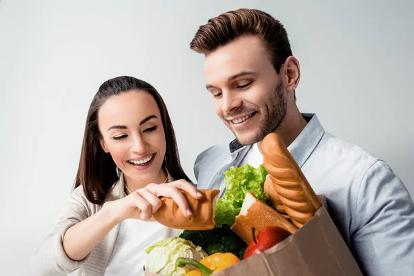 Casal jovem com saco de supermercado — Fotografia de Stock