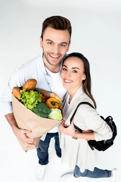 Pareja joven con bolsa de supermercado - foto de stock