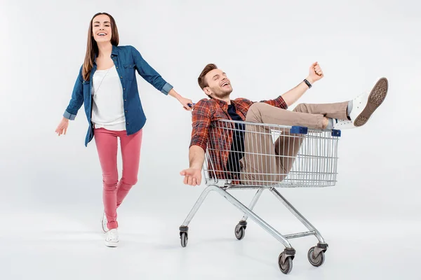 Pareja con carrito de compras - foto de stock