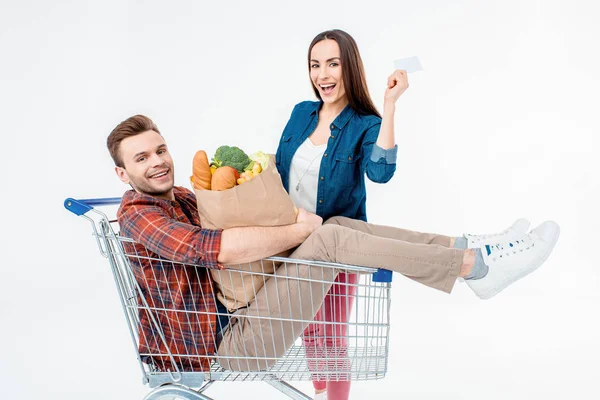 Pareja con carrito de compras - foto de stock