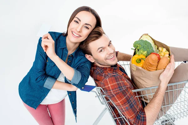 Pareja con carrito de compras - foto de stock