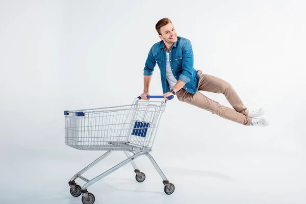 Joven con carrito de compras - foto de stock