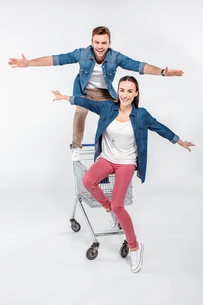 Pareja con carrito de compras - foto de stock