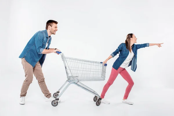 Casal com carrinho de compras — Fotografia de Stock