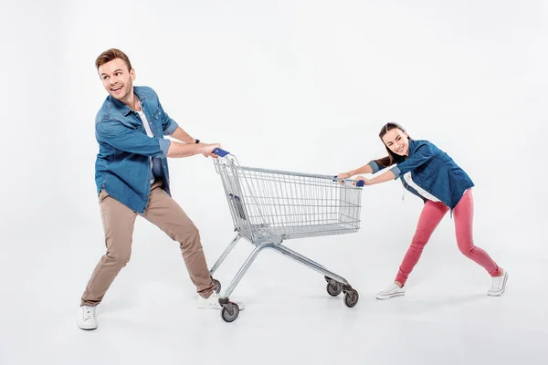 Casal com carrinho de compras — Fotografia de Stock