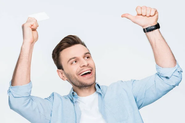 Hombre con tarjeta de crédito - foto de stock