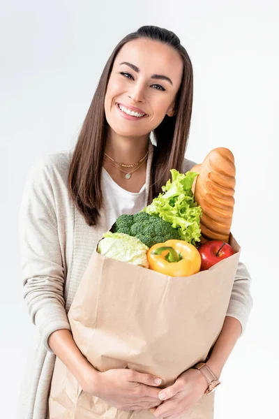 Mujer sosteniendo bolsa de comestibles - foto de stock