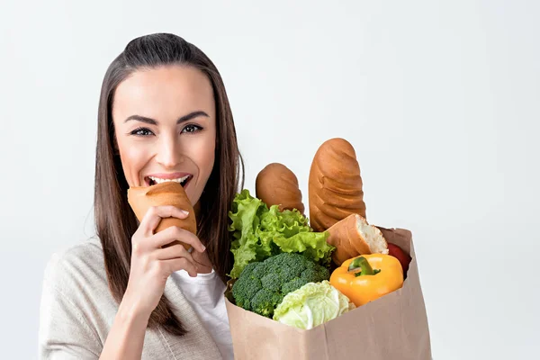 Femme tenant sac d'épicerie — Photo de stock