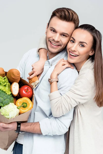 Casal com saco de supermercado — Fotografia de Stock