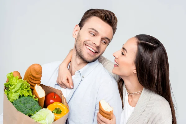 Pareja con bolsa de supermercado - foto de stock