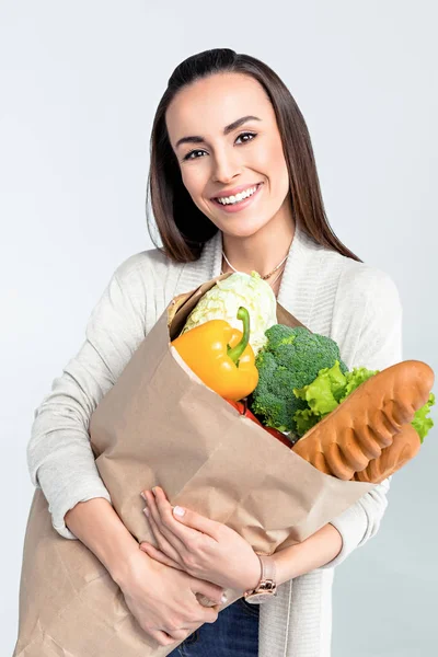 Mujer sosteniendo bolsa de comestibles - foto de stock