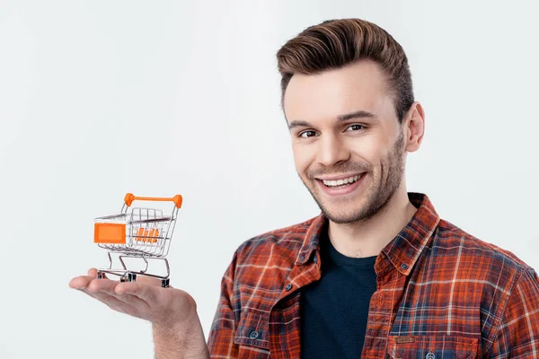 Mann mit Einkaufswagen-Modell — Stockfoto