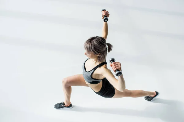 Mulher treinando com halteres — Fotografia de Stock