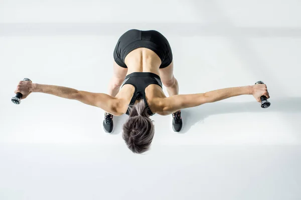 Mulher treinando com halteres — Fotografia de Stock