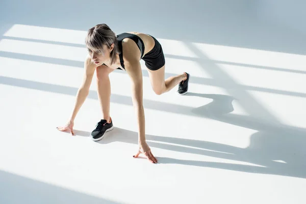 Junge Sportlerin läuft — Stockfoto