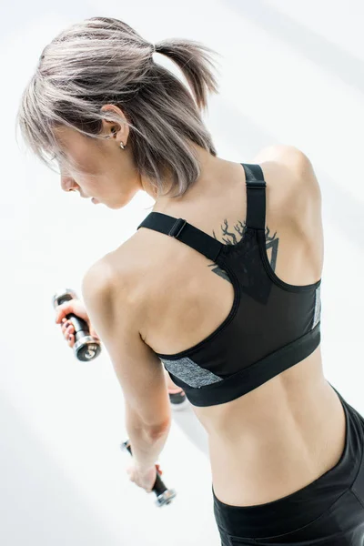 Mujer entrenando con pesas - foto de stock